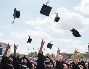 Alunos jogando o capelo